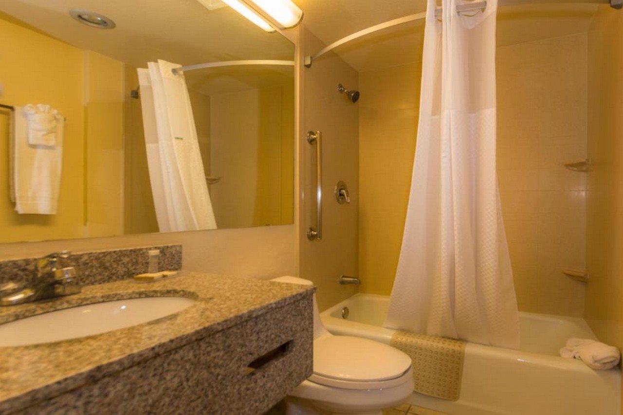 Howard Johnson By Wyndham Okc Airport, Fairgrounds, I40 Hotel
