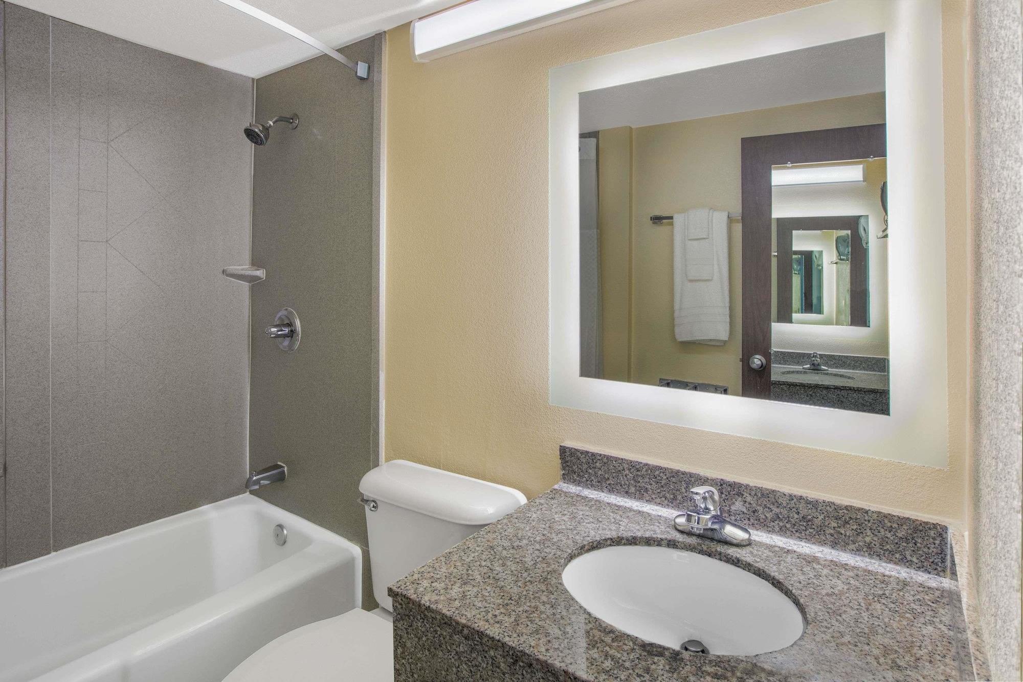 Hotel Howard Johnson By Wyndham Okc Airport, Fairgrounds, I40 Oklahoma City