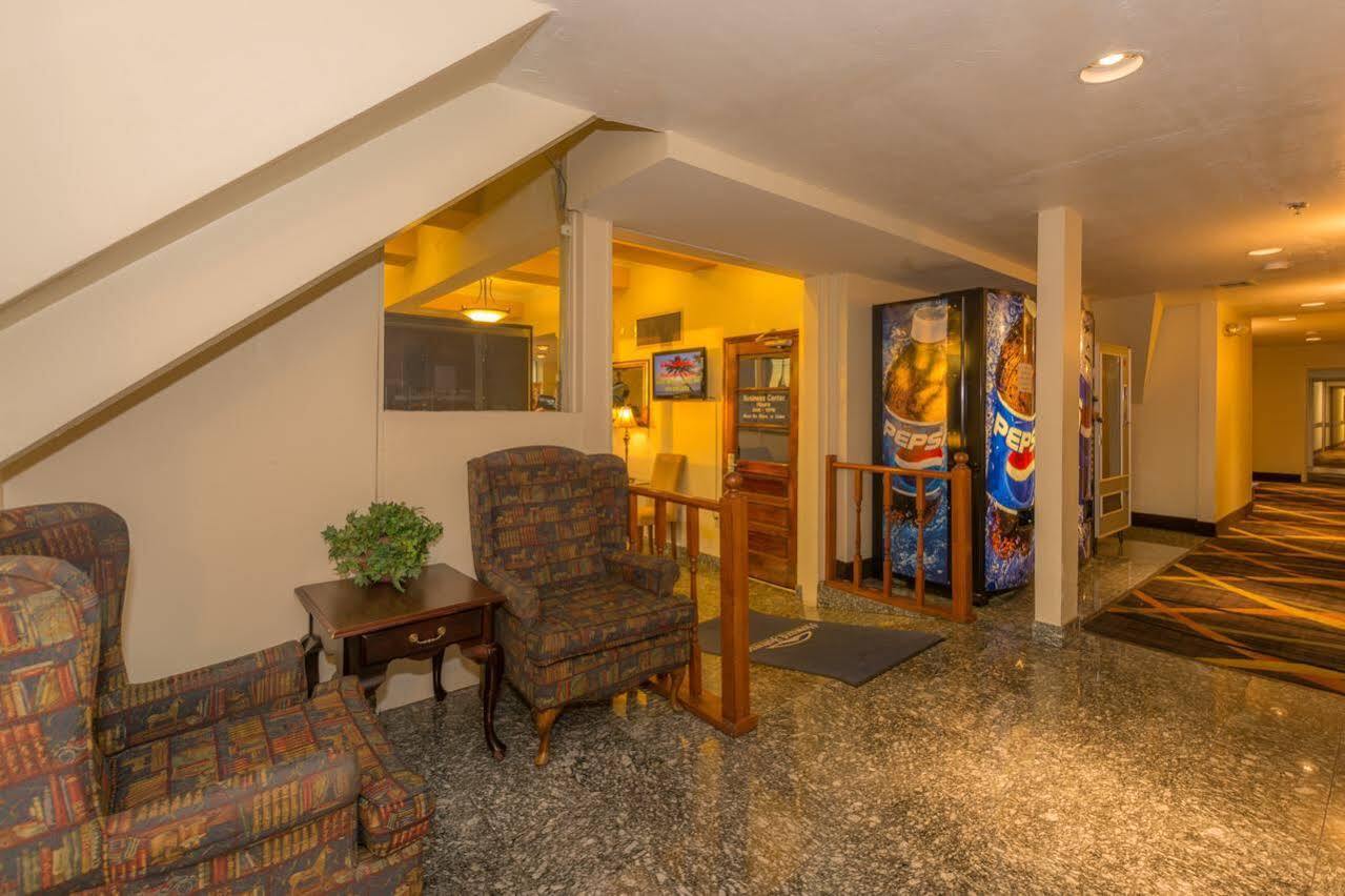 Hotel Howard Johnson By Wyndham Okc Airport, Fairgrounds, I40