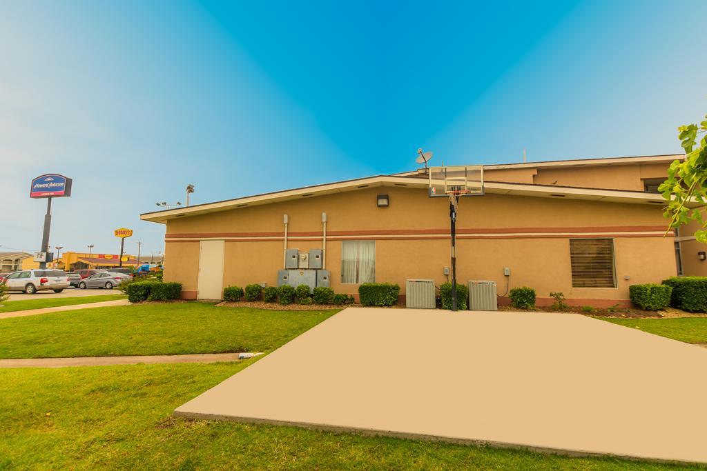 Howard Johnson By Wyndham Okc Airport, Fairgrounds, I40 Hotel 3*