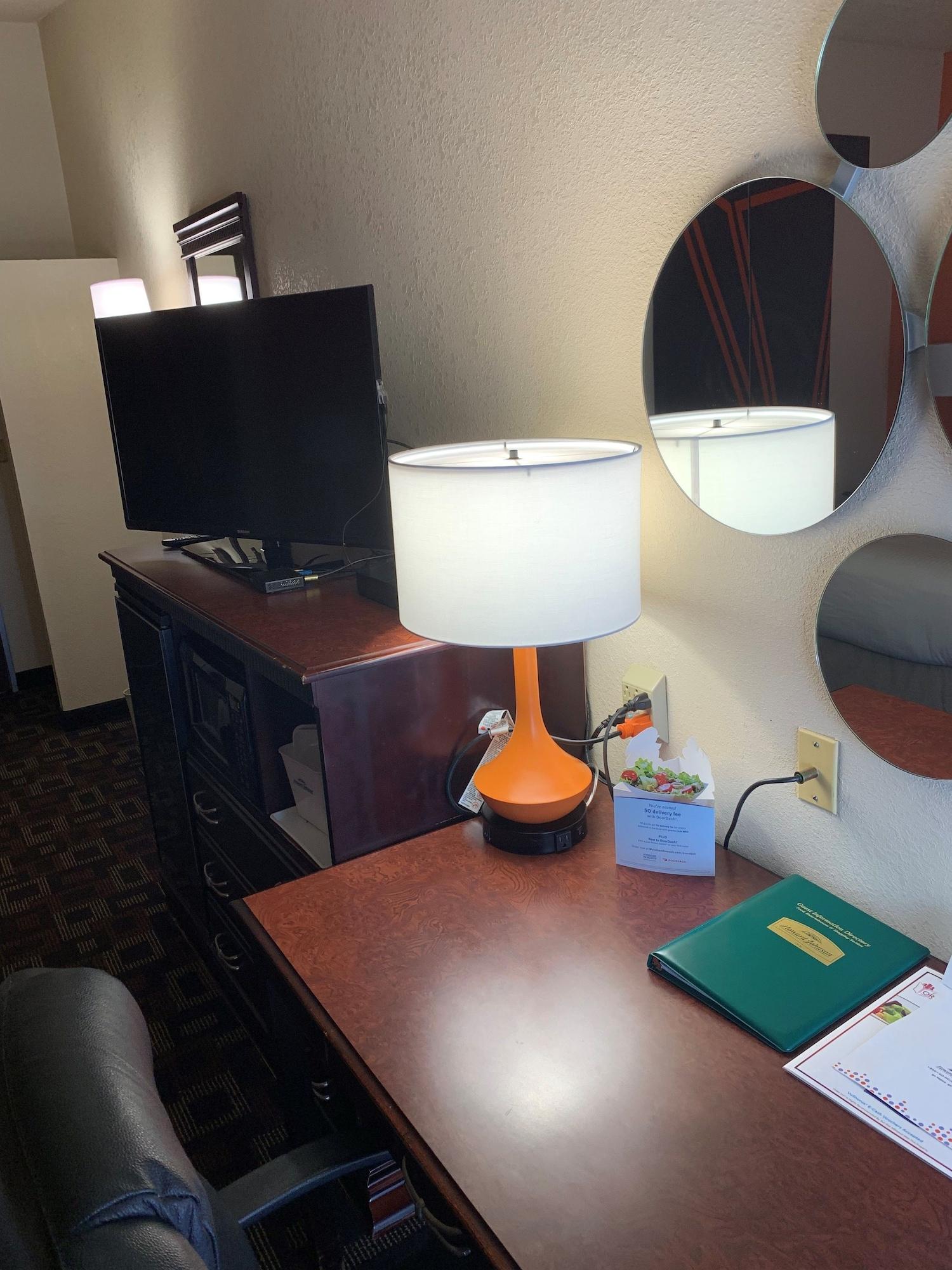 Howard Johnson By Wyndham Okc Airport, Fairgrounds, I40 Hotel