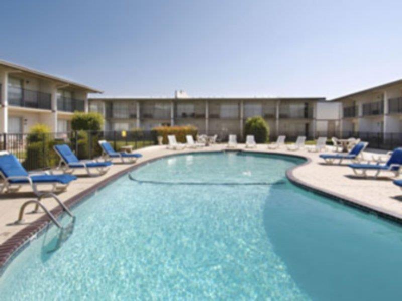 Hotel Howard Johnson By Wyndham Okc Airport, Fairgrounds, I40